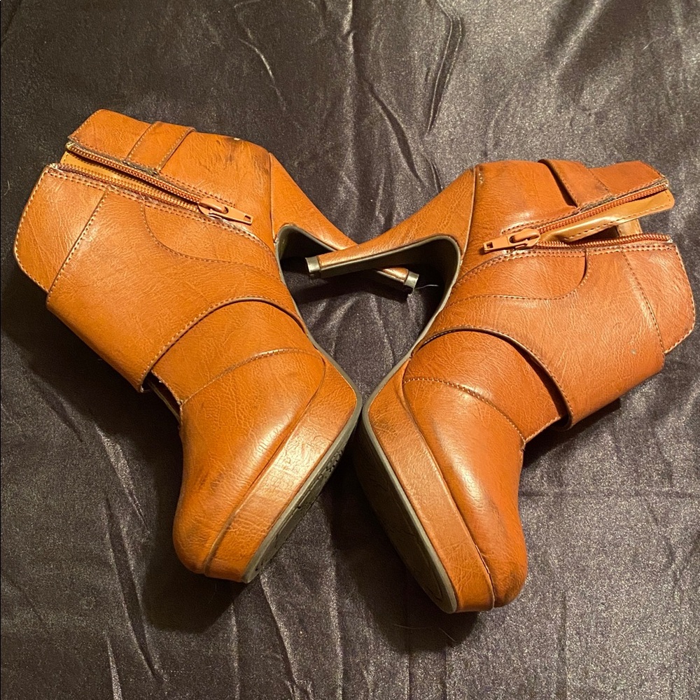 UNLISTED BROWN BOOTS- by KENNETH COLE - Picture 3 of 9